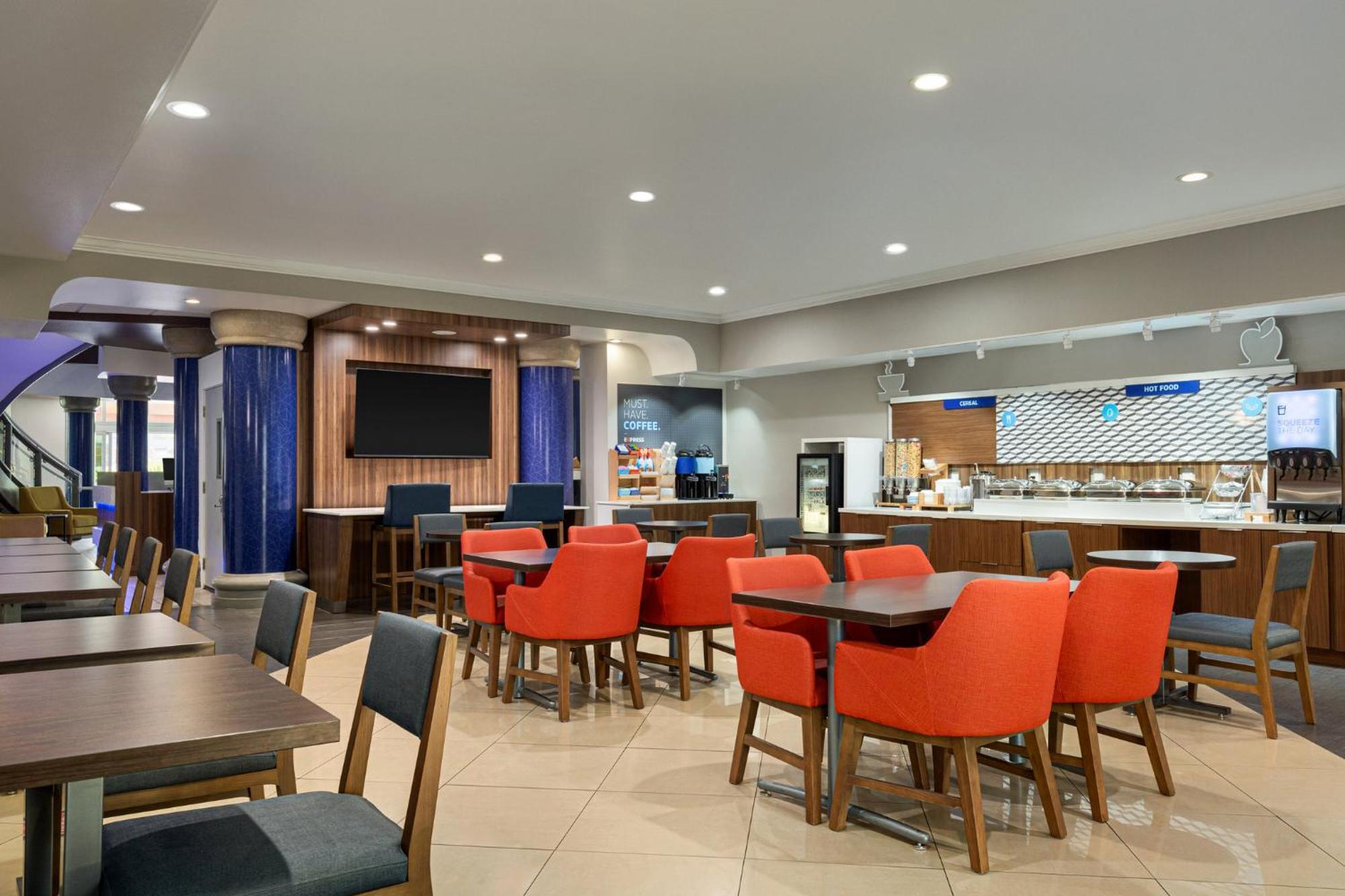 Holiday Inn Express & Suites Bakersfield Central By Ihg Exterior photo